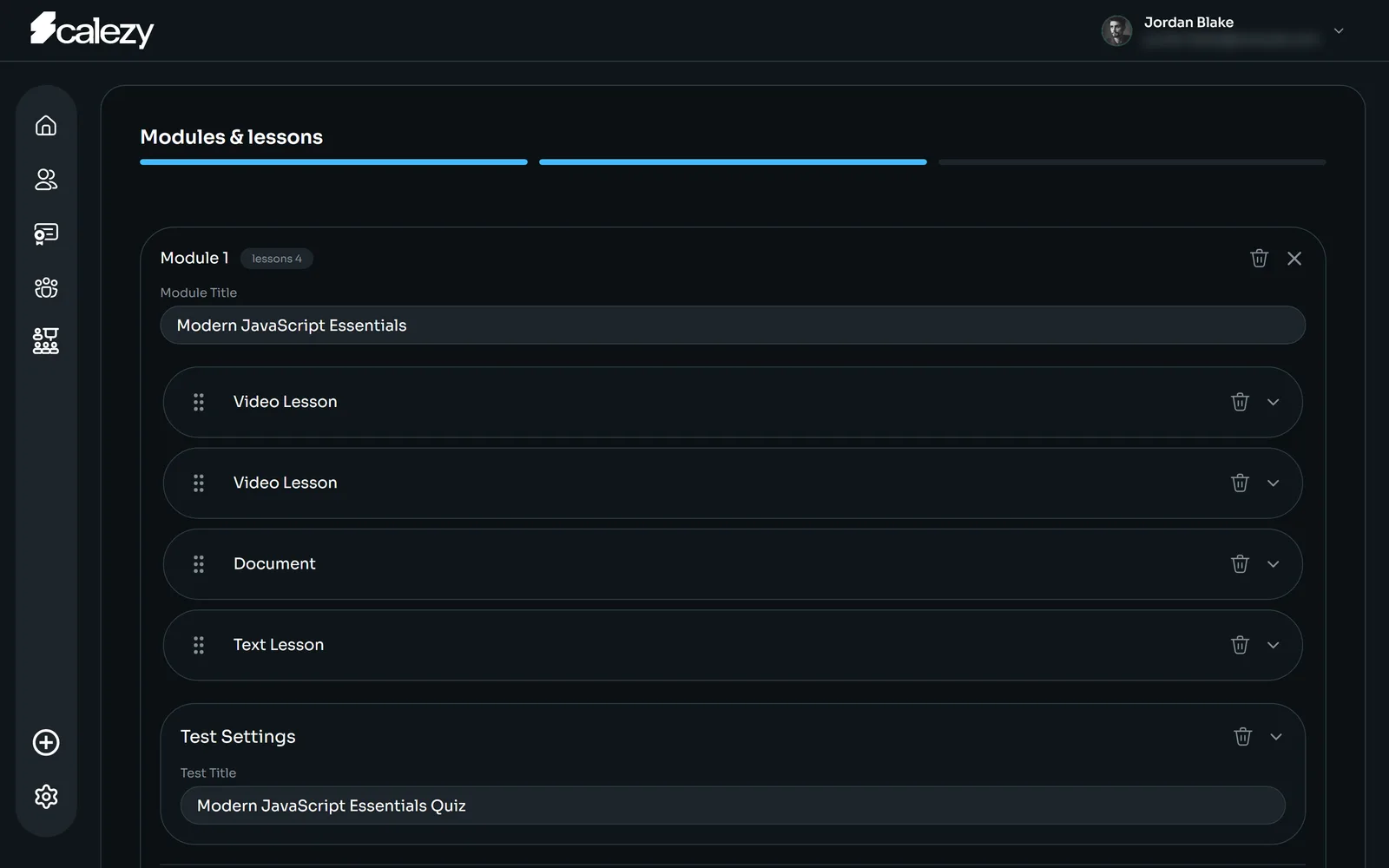 A module open in the course builder: draggable video, document and text lessons, then the quiz settings.